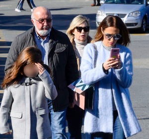 Paula Echevarría junto a su hija al salir de urgencias Paula Echevarría junto a su hija al salir de urgencias