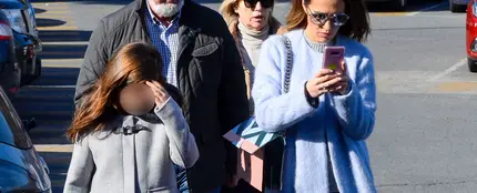 Paula Echevarría junto a su hija al salir de urgencias Paula Echevarría junto a su hija al salir de urgencias