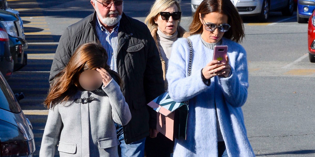 Paula Echevarría junto a su hija al salir de urgencias