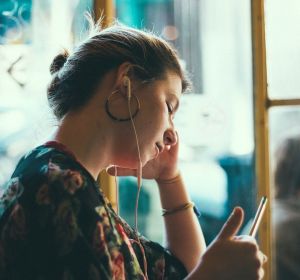Una chica escucha música Una chica escucha música