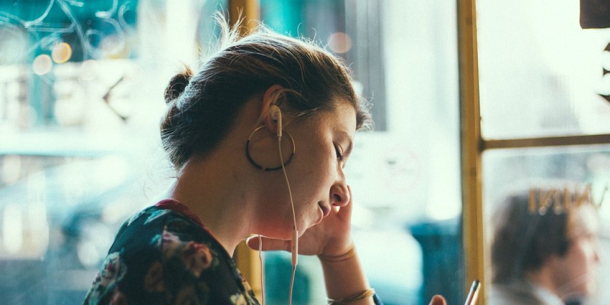 Una chica escucha música
