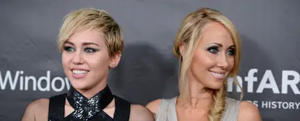 Miley Cyrus junto a su madre Tish Cyrus Miley Cyrus junto a su madre Tish Cyrus