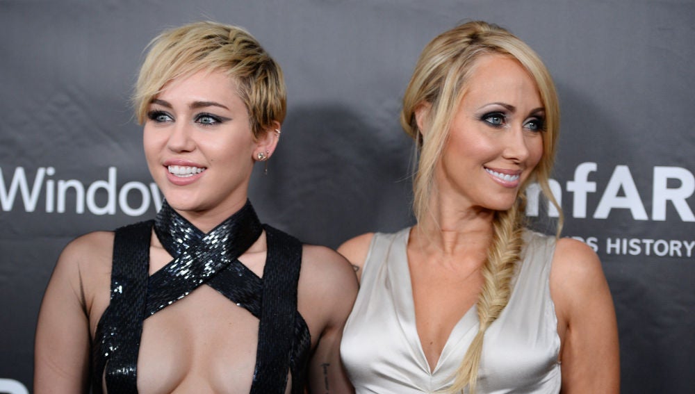 Miley Cyrus junto a su madre Tish Cyrus