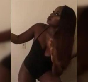 Finge se una muñeca sexual al ser descubierta Finge se una muñeca sexual al ser descubierta
