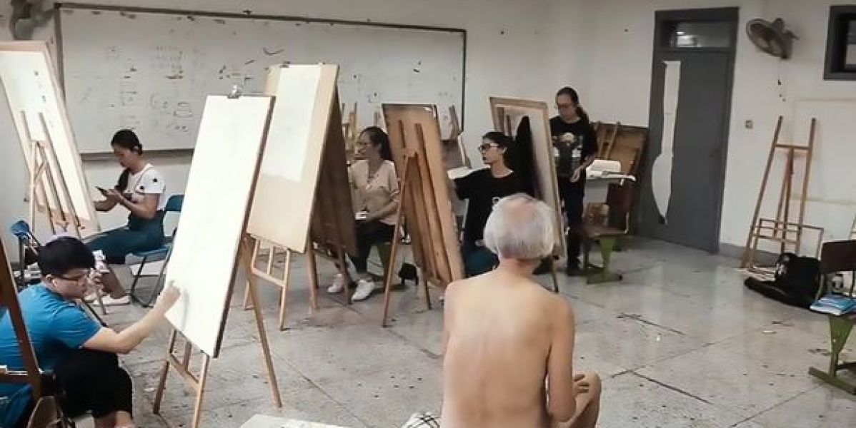 Wang Suzhong posando para los alumnos