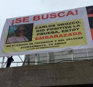 "Carlos, estoy embarazada", el cartel con el que una mujer busca a su novio irresponsable "Carlos, estoy embarazada", el cartel con el que una mujer busca a su novio irresponsable