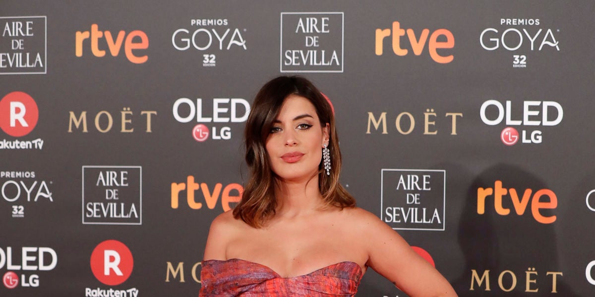Dulceida con un vestido asimétrico con cola de Ze García