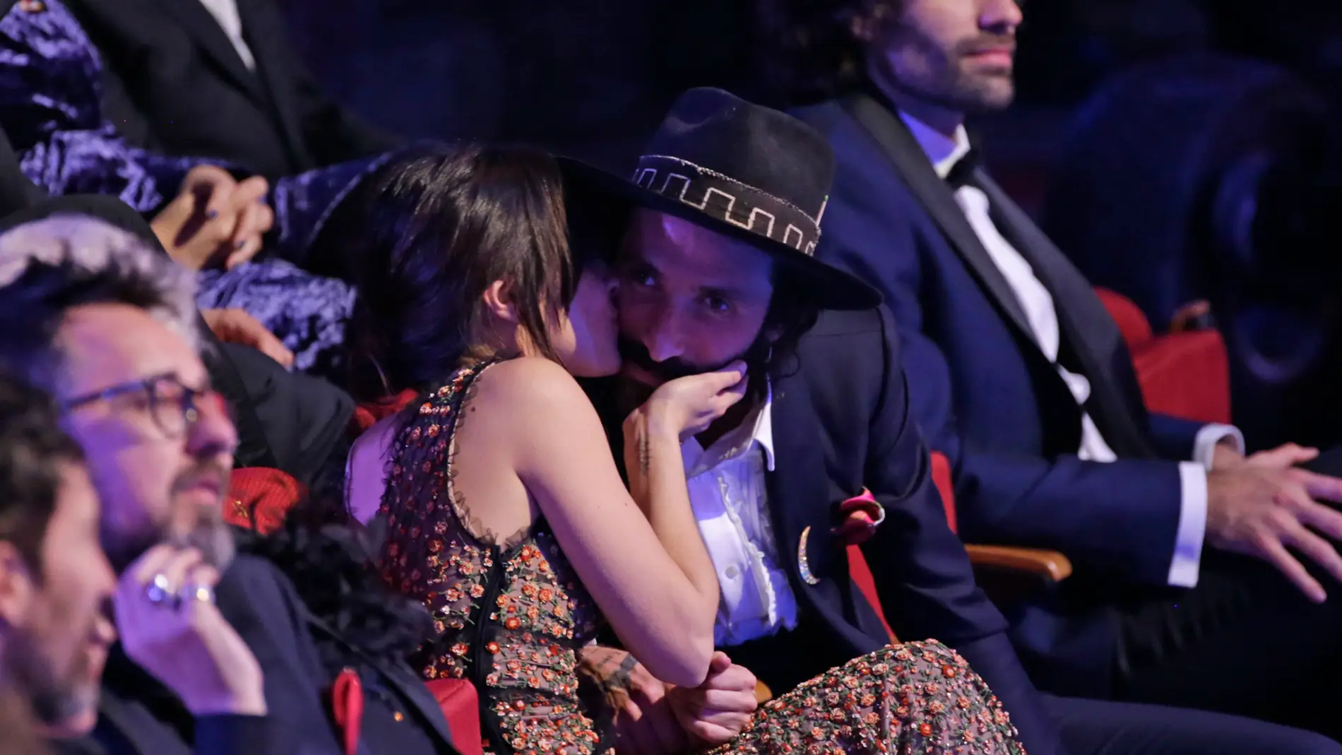 Macarena García besa a Leiva tras dedicarle el Goya