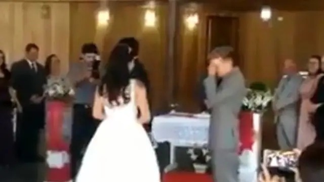Los novios cuando escuchan los gemidos en lugar de la marcha nupcial