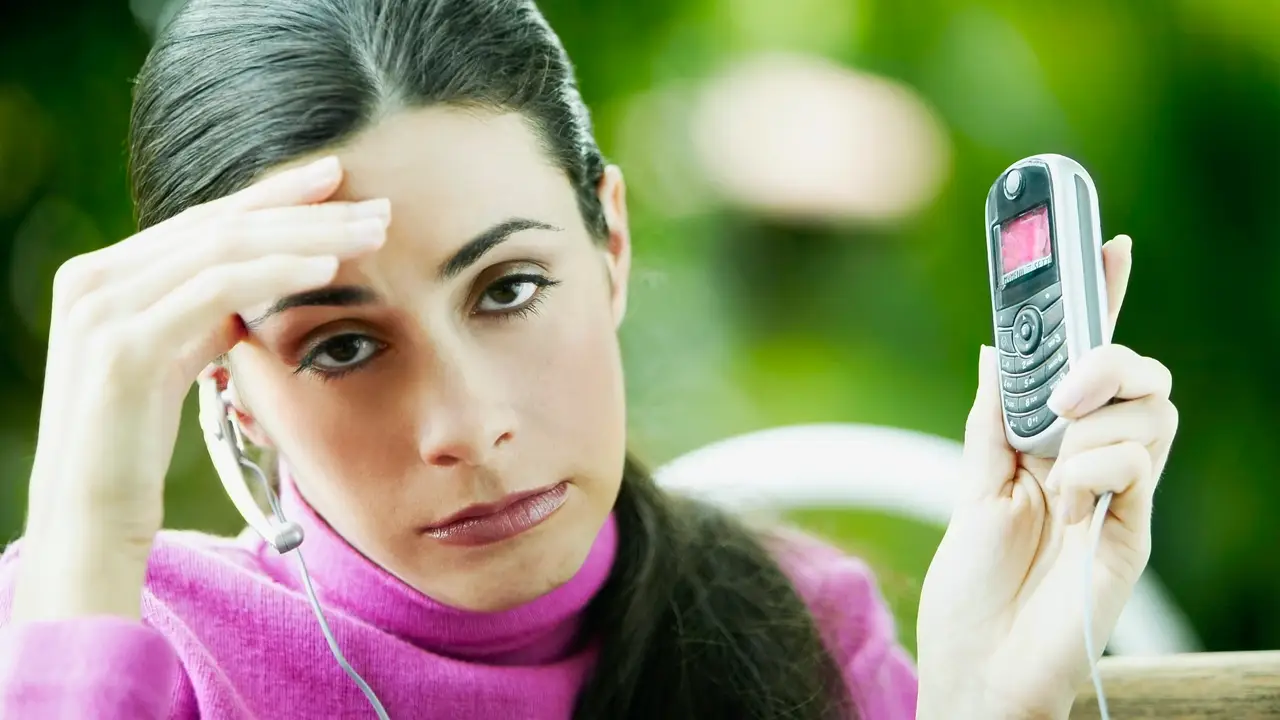 Mujer harta del teléfono Mujer harta del teléfono