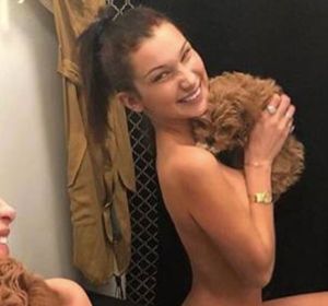 Bella Hadid posa con su perrito Bella Hadid posa con su perrito