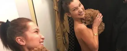 Bella Hadid posa con su perrito Bella Hadid posa con su perrito