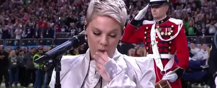 El embarazoso gesto de Pink durante el himno de Estados Unidos en la Super Bowl El embarazoso gesto de Pink durante el himno de Estados Unidos en la Super Bowl