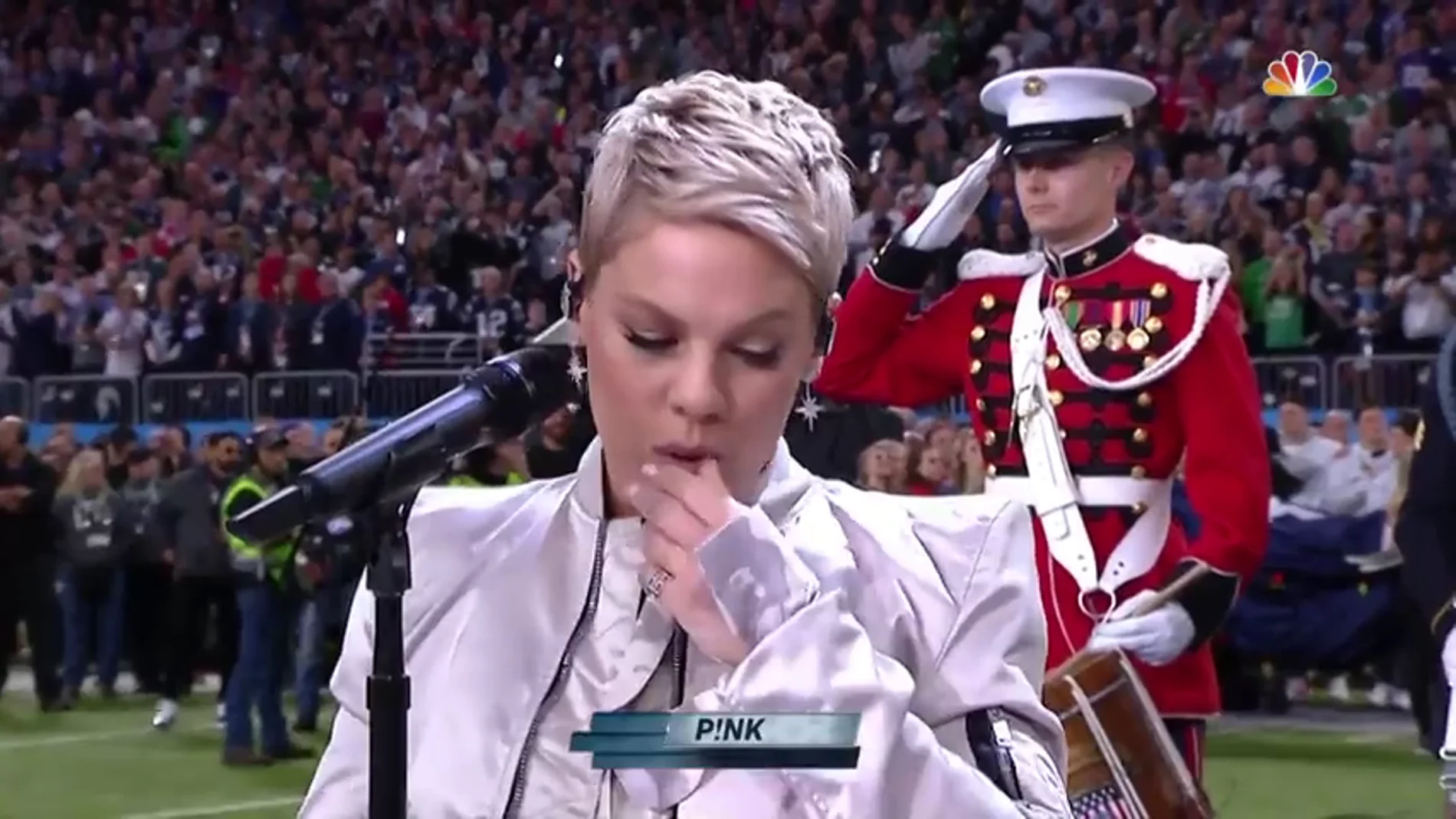 El embarazoso gesto de Pink durante el himno de Estados Unidos en la Super Bowl El embarazoso gesto de Pink durante el himno de Estados Unidos en la Super Bowl