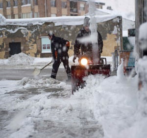 Retiran nieve de las calles Retiran nieve de las calles