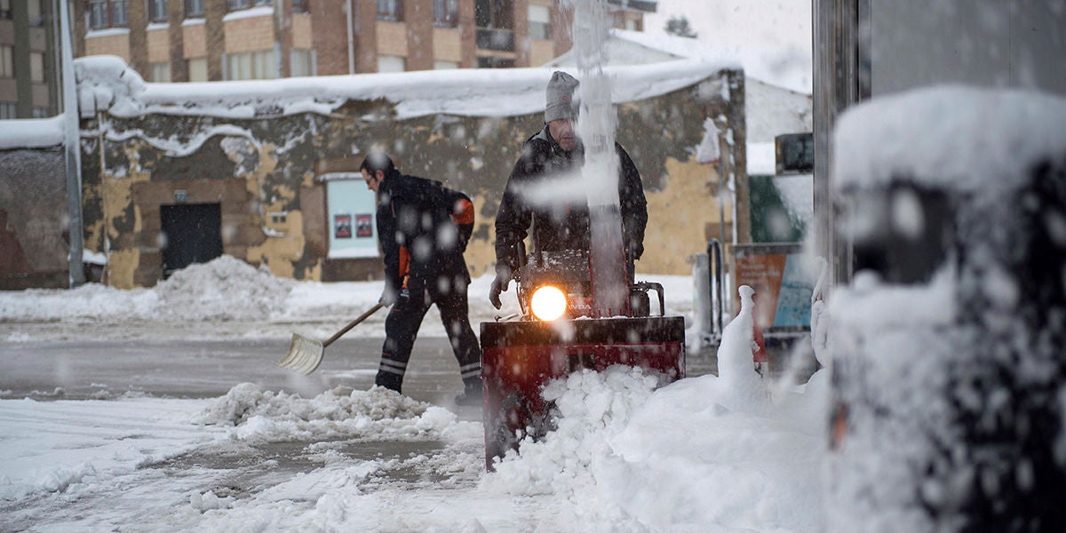 Retiran nieve de las calles