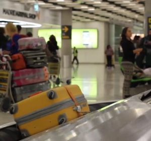 Dos detenidos en Barajas por recoger maletas con cocaína Dos detenidos en Barajas por recoger maletas con cocaína