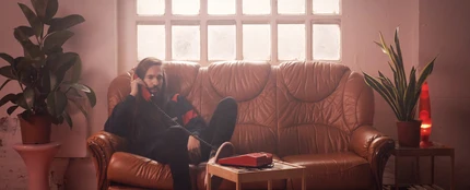 Carlos Sadness en el videoclip de 'Longitud De Onda' Carlos Sadness en el videoclip de 'Longitud De Onda'