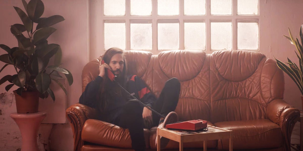 Carlos Sadness en el videoclip de 'Longitud De Onda'