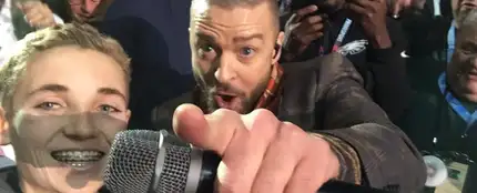 Ryan McKenna haciéndose un selfie con Justin Timberlake en la Super Bowl Ryan McKenna haciéndose un selfie con Justin Timberlake en la Super Bowl