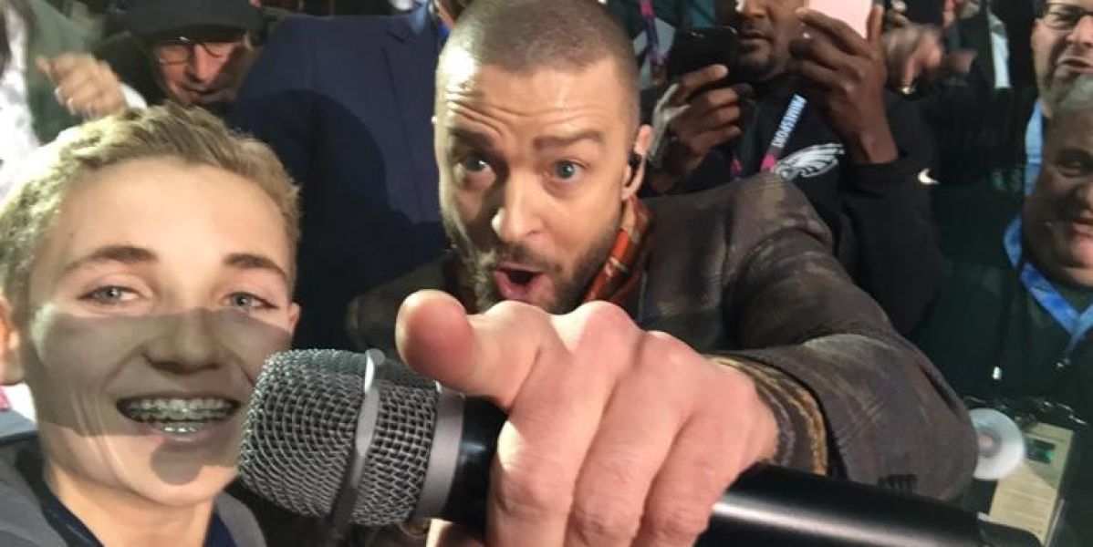Ryan McKenna haciéndose un selfie con Justin Timberlake en la Super Bowl