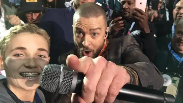 Ryan McKenna haciéndose un selfie con Justin Timberlake en la Super Bowl