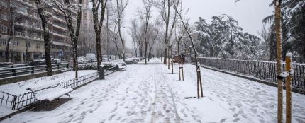 Vista del Templo de Debod de Madrid que se encuentra cubierto por la nieve