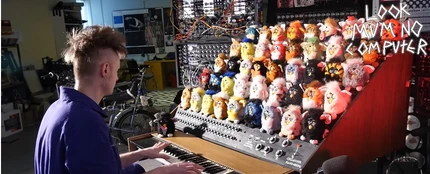 Sam con sus Furbies Sam con sus Furbies