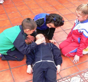Niños aprendiendo a hacer una reanimación cardiopulmonar Niños aprendiendo a hacer una reanimación cardiopulmonar