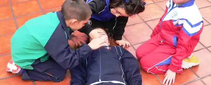 Niños aprendiendo a hacer una reanimación cardiopulmonar Niños aprendiendo a hacer una reanimación cardiopulmonar