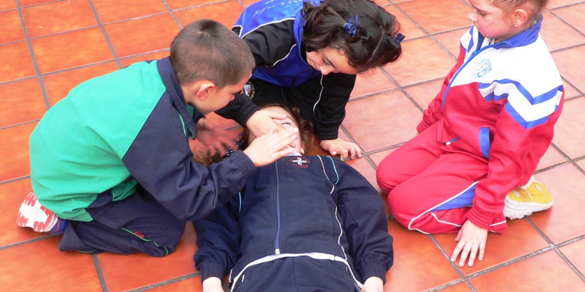 Niños aprendiendo a hacer una reanimación cardiopulmonar