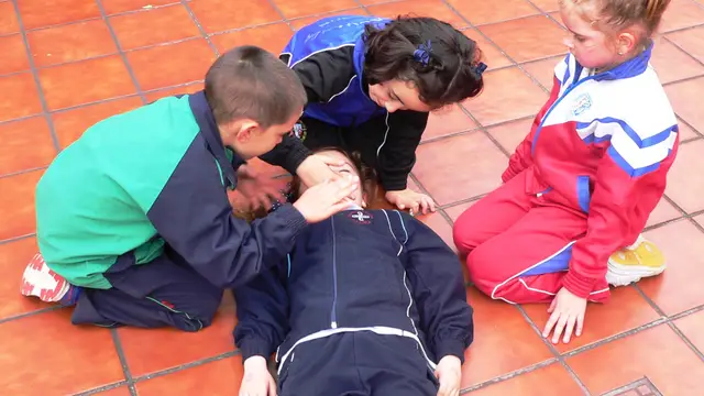 Niños aprendiendo a hacer una reanimación cardiopulmonar
