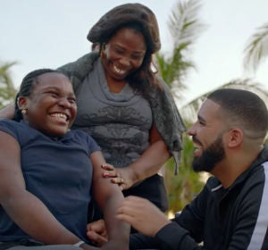 Drake repartiendo dinero entre los necesitados de Miami Drake repartiendo dinero entre los necesitados de Miami
