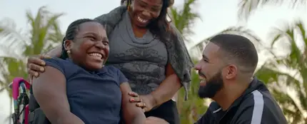 Drake repartiendo dinero entre los necesitados de Miami Drake repartiendo dinero entre los necesitados de Miami