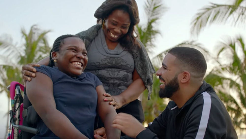 Drake repartiendo dinero entre los necesitados de Miami
