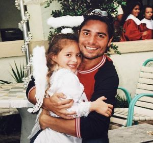 Chayanne junto a su hija Isadora cuando era pequeña Chayanne junto a su hija Isadora cuando era pequeña
