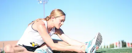 Chica estirando después de correr Chica estirando después de correr