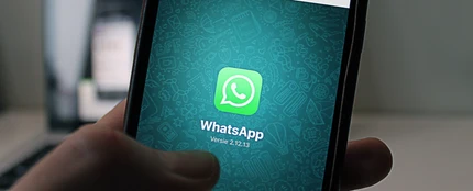 Una persona utilizando WhatsApp Una persona utilizando WhatsApp
