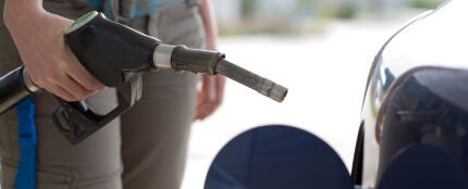 Un hombre llenando el dep&oacute;sito de gasolina
