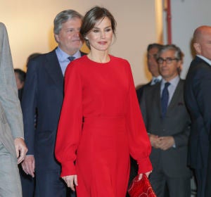 La reina Letizia apuesta por el rojo para visitar ARCO La reina Letizia apuesta por el rojo para visitar ARCO