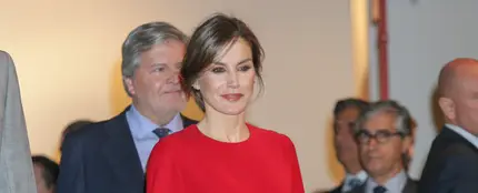 La reina Letizia apuesta por el rojo para visitar ARCO La reina Letizia apuesta por el rojo para visitar ARCO