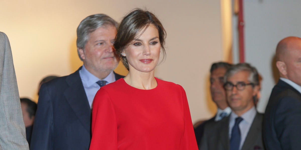 La reina Letizia apuesta por el rojo para visitar ARCO