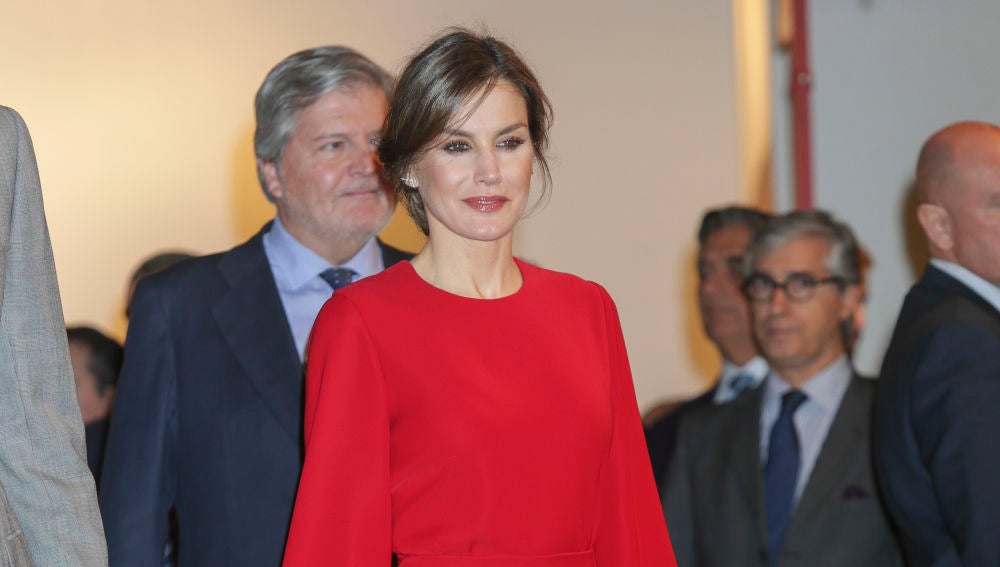 La reina Letizia apuesta por el rojo para visitar ARCO 