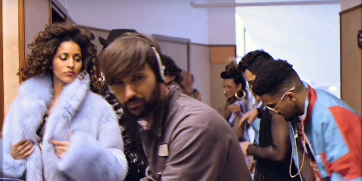David Otero en el ochentero videoclip de 'Jardín de flores'