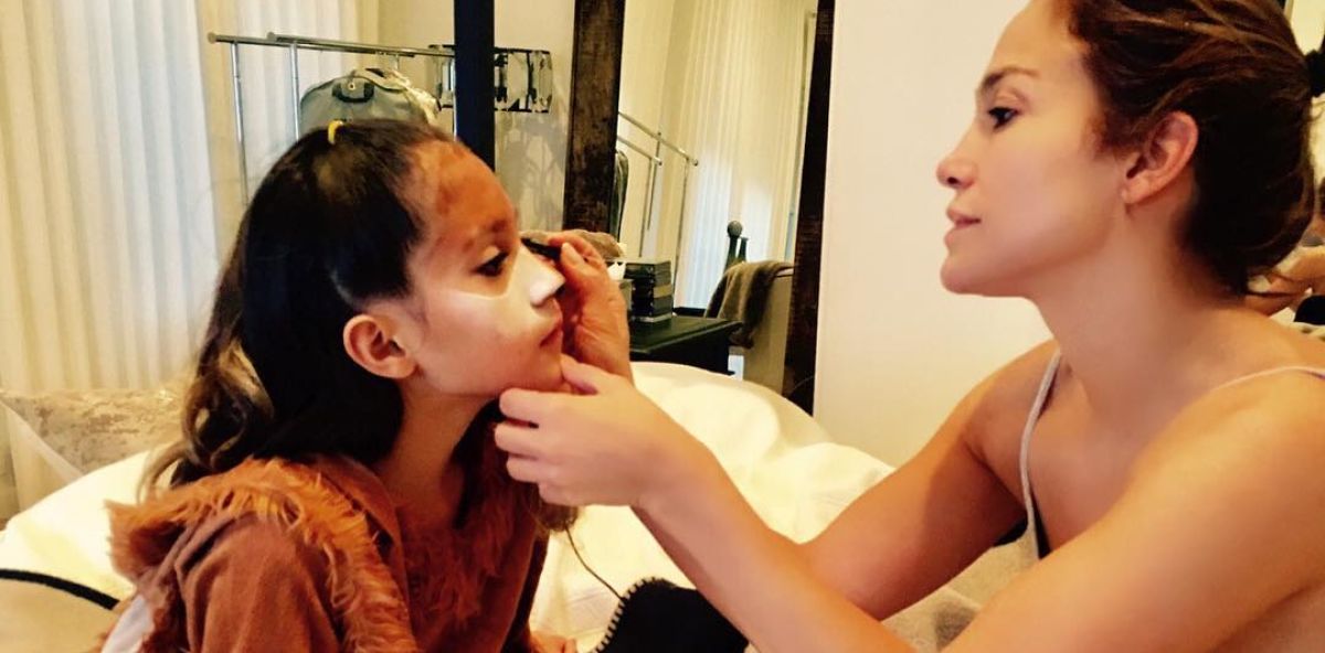 Jennifer Lopez maquillando a su hija