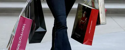 Una mujer de compras. Una mujer de compras.