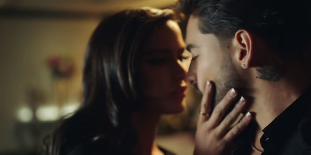 Maluma y Natalia Barulich en el videoclip de 'Felices los 4'