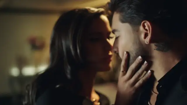 Maluma y Natalia Barulich en el videoclip de 'Felices los 4'