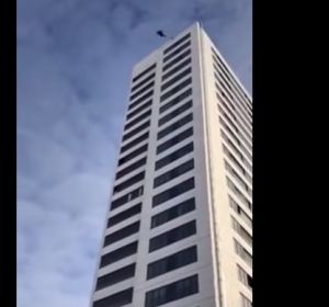 Momento del salto desde el edificio en Estocolmo Momento del salto desde el edificio en Estocolmo