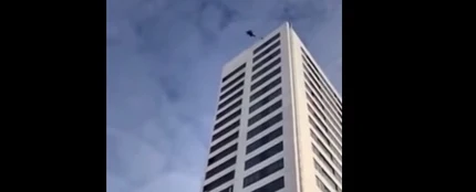 Momento del salto desde el edificio en Estocolmo Momento del salto desde el edificio en Estocolmo
